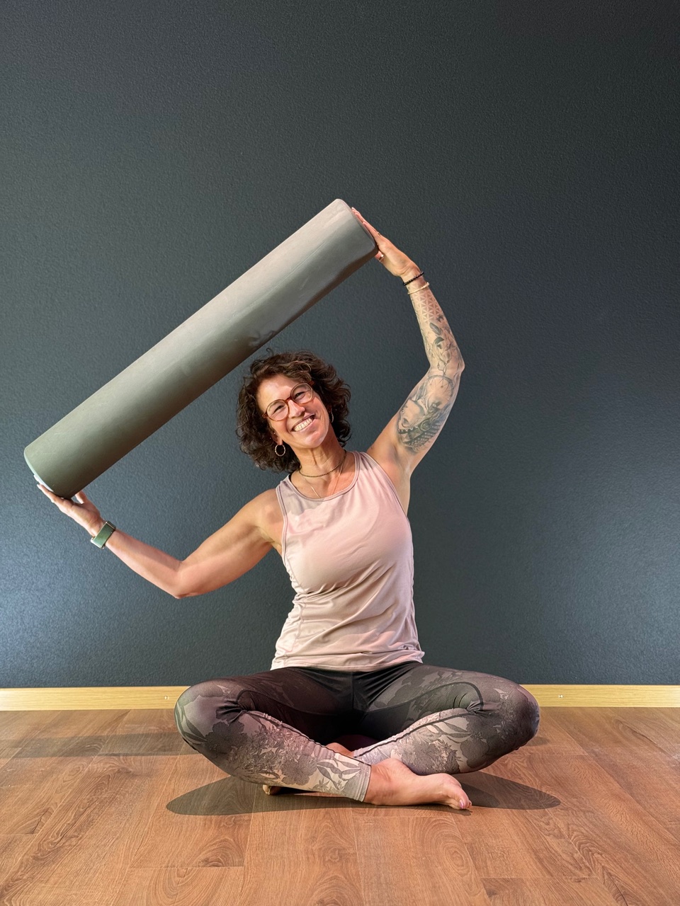 Sandra Grichting mit Foamroller im Bewegungsraum