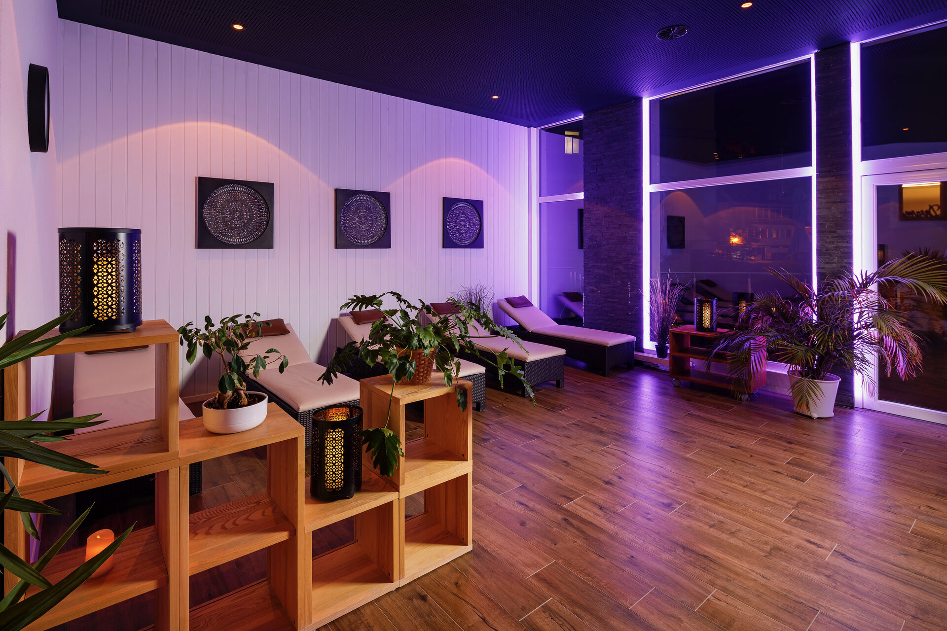 Sala relax Therme 51° con vista sulle montagne