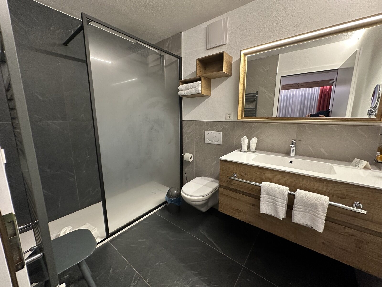 Bagno moderno Therme 51° — doccia a pioggia con parete in vetro e ampio lavabo