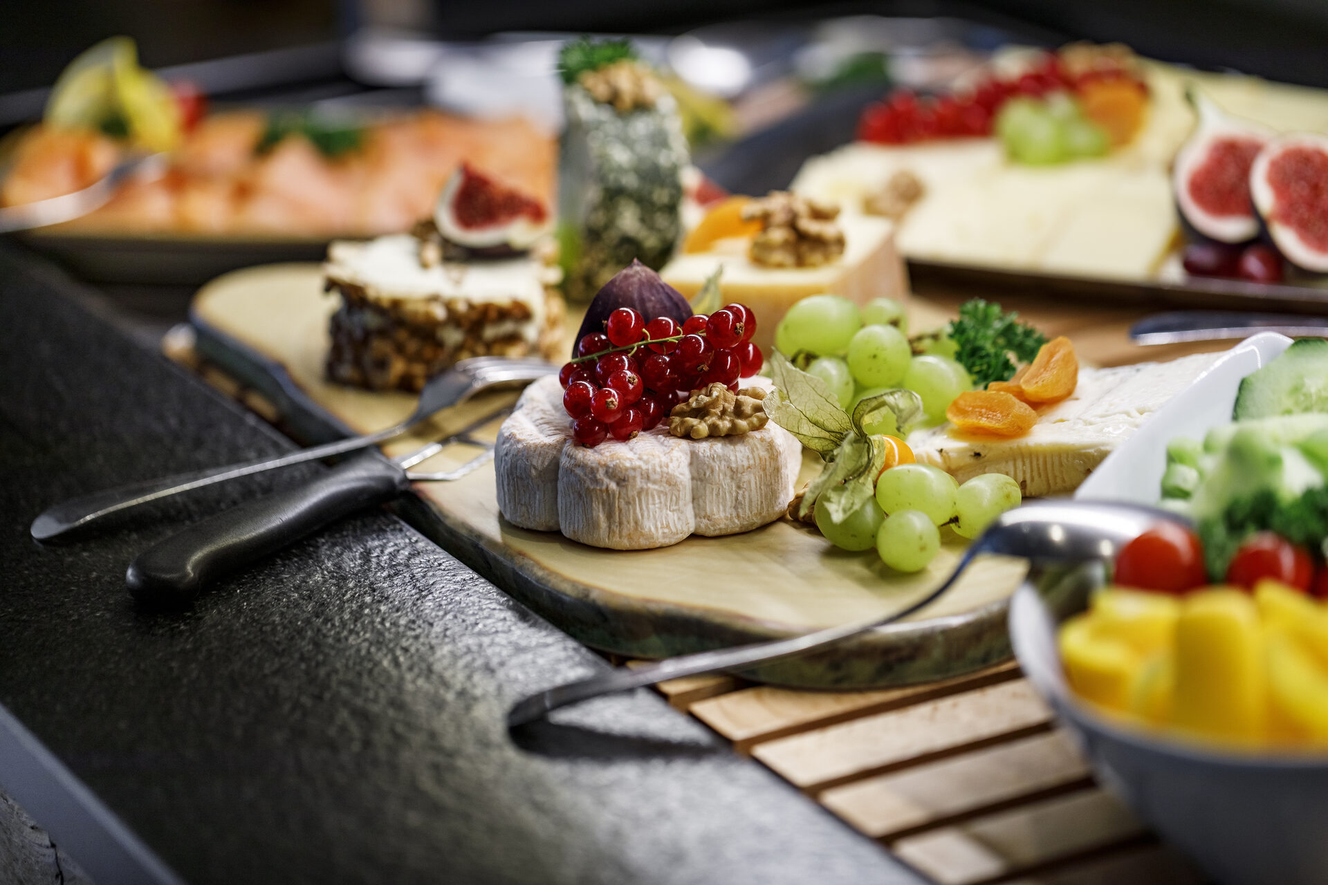 Colazione Therme 51° — piatto di formaggi con specialità Vallese