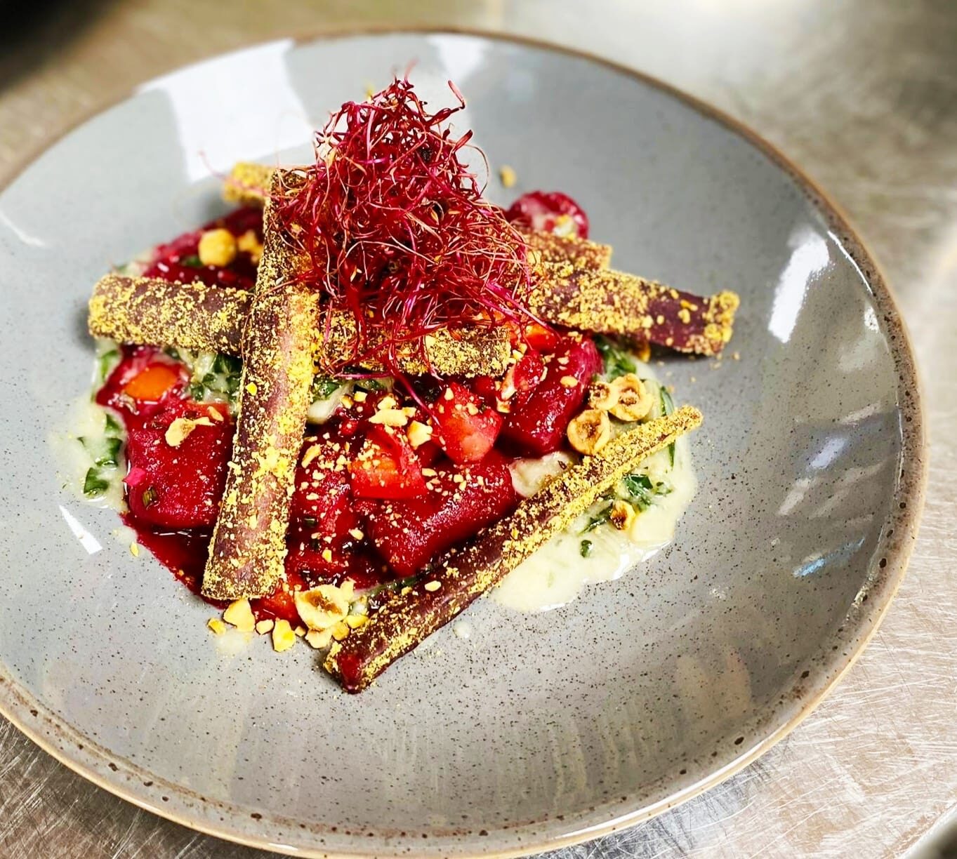 Insalata di barbabietole con germogli e nocciole tostate — Restaurant 51°