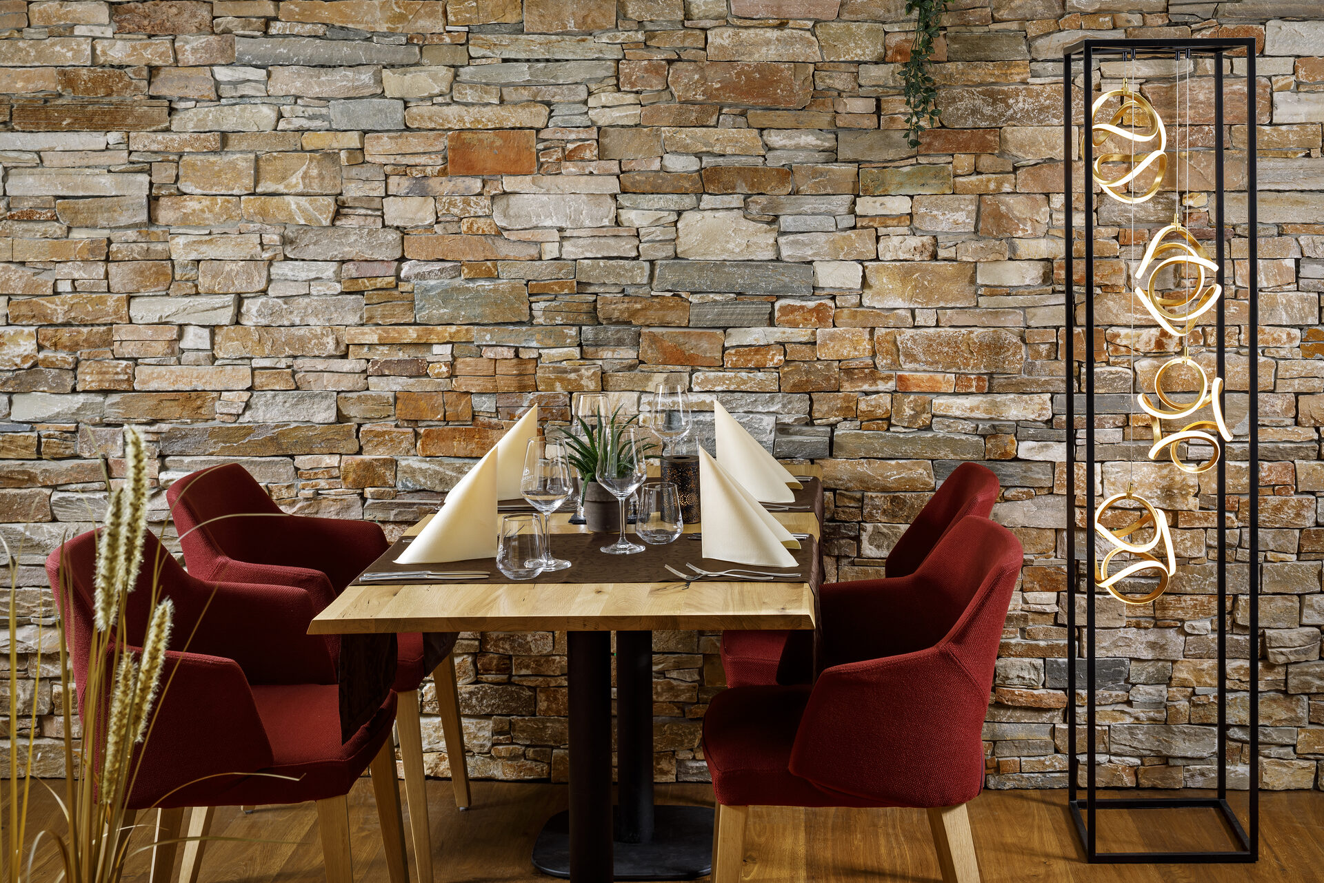 Restaurant 51° — tavola apparecchiata davanti a un muro di pietra