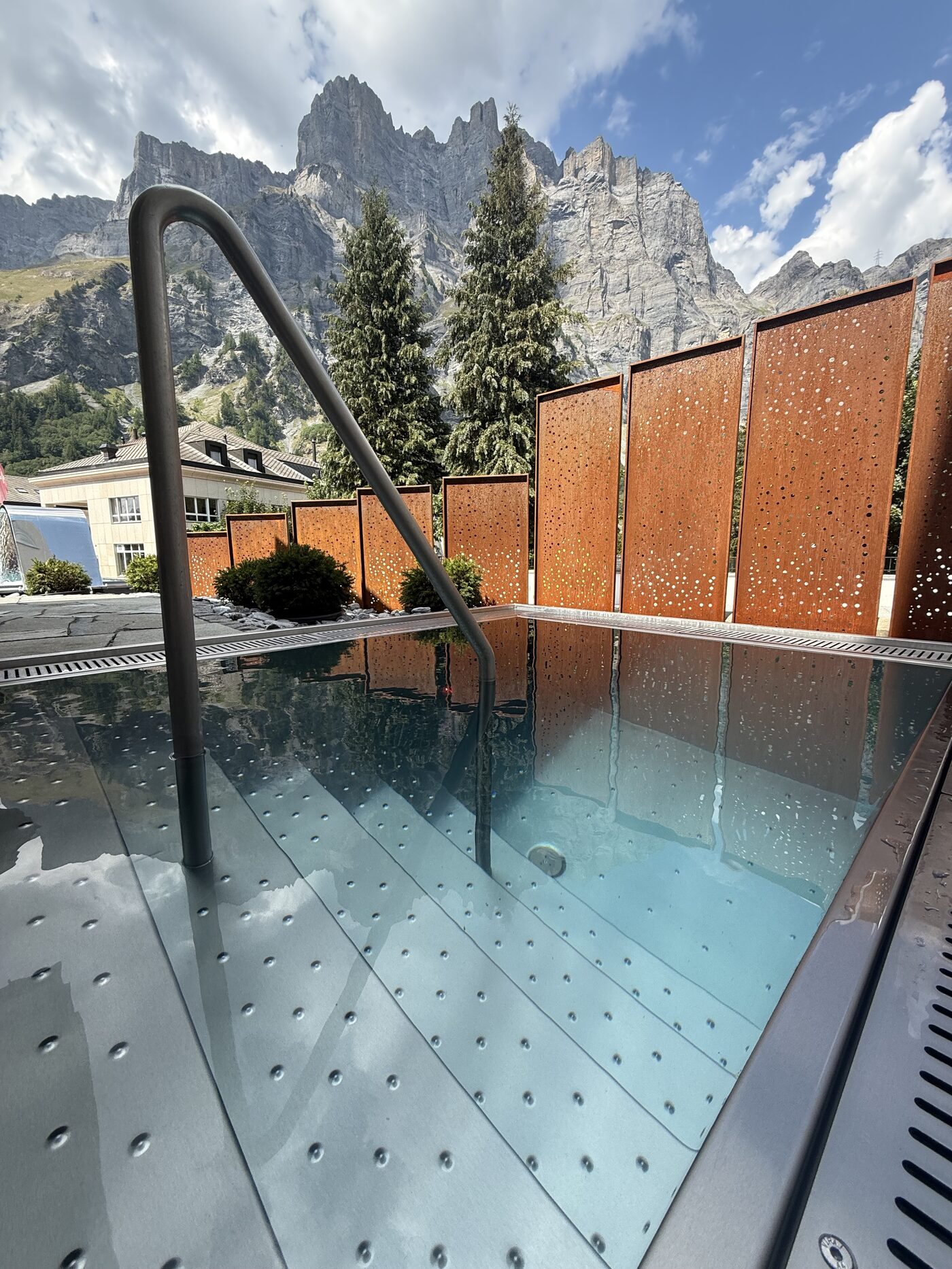 Kaltbecken Therme 51° — Aussen, Blick auf die Gemmiwand
